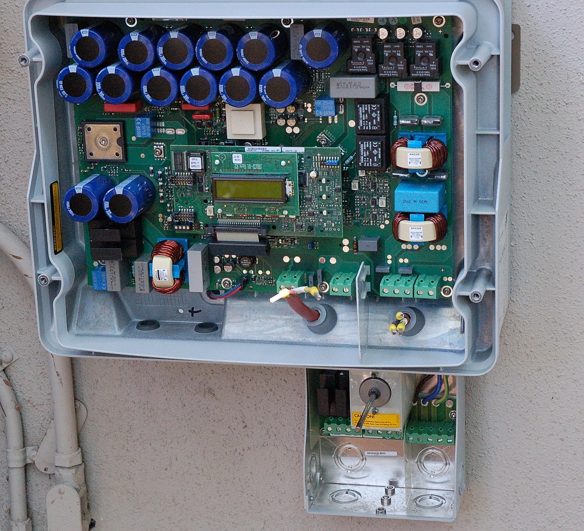 découvrez les avantages des onduleurs solaires pour optimiser la conversion de l'énergie solaire en électricité. idéals pour les installations photovoltaïques, les onduleurs garantissent une efficacité maximale et une gestion intelligente de l'énergie. apprenez tout sur leur fonctionnement et leur impact sur votre consommation.