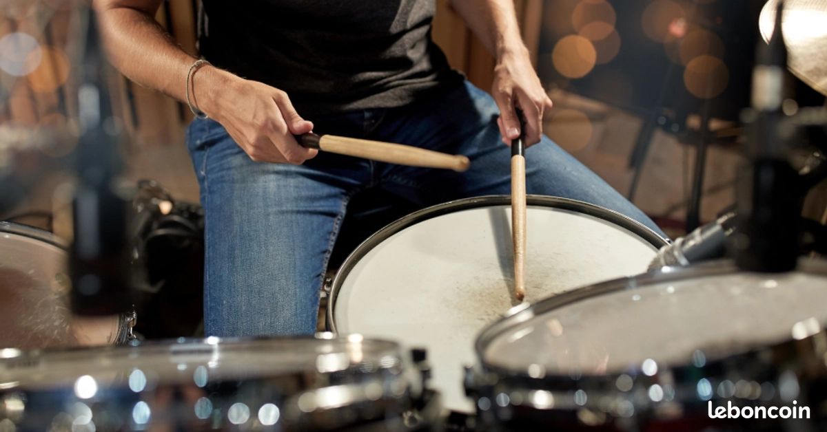 découvrez nos cours de batterie adaptés à tous les niveaux ! apprenez les techniques fondamentales, développez votre rythme et exprimez votre créativité musicale avec des professeurs expérimentés. rejoignez-nous pour un voyage rythmé et passionnant dans le monde de la batterie.