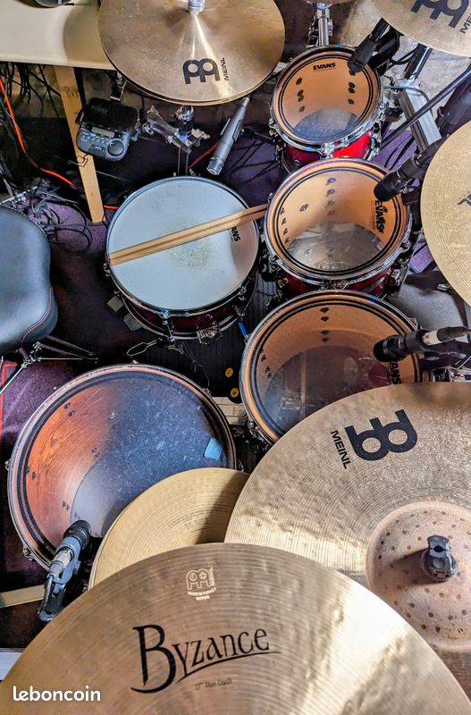 découvrez nos cours de batterie adaptés à tous les niveaux, que vous soyez débutant ou musicien expérimenté. apprenez les techniques essentielles, améliorez votre rythme et exprimez votre créativité musicale dans une ambiance conviviale et professionnelle.