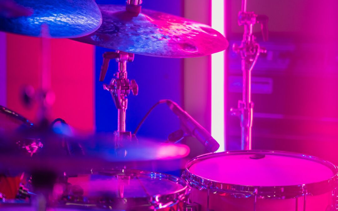 découvrez nos cours de batterie, adaptés à tous les niveaux ! apprenez les techniques fondamentales, développez votre style et jouez vos morceaux préférés avec des professeurs passionnés. rejoignez notre communauté musicale dès aujourd'hui !
