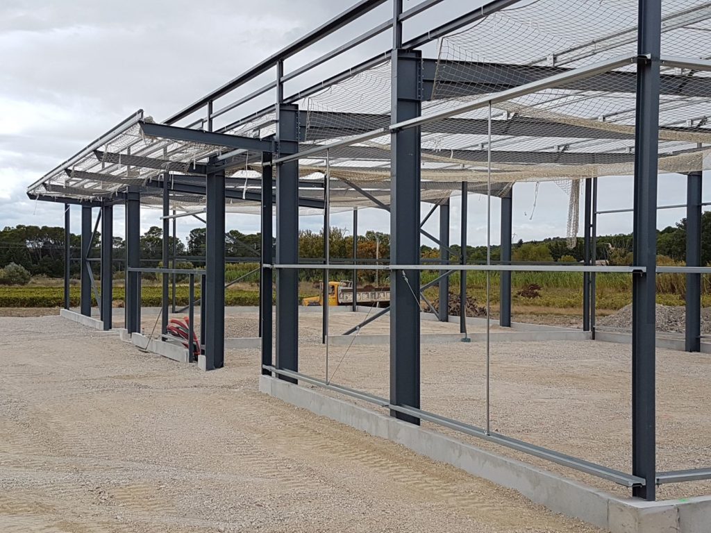découvrez les facteurs influençant le coût de construction d'un bâtiment industriel, les estimations budgétaires, ainsi que des conseils pour optimiser vos investissements tout en respectant les normes et délais.