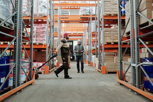 découvrez les différents facteurs influençant le coût d'un entrepôt, des frais de location aux charges opérationnelles. optimisez vos choix logistiques pour maximiser votre rentabilité.