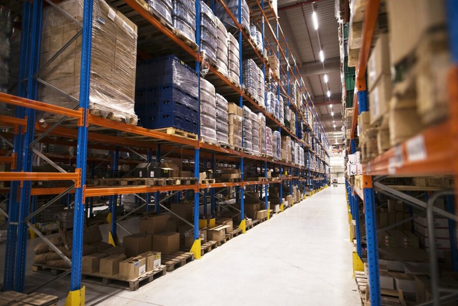 découvrez tout ce qu'il faut savoir sur le coût d'un entrepôt, y compris les facteurs influençant les prix, les options de location et d'achat, ainsi que des conseils pour optimiser votre budget logistique.