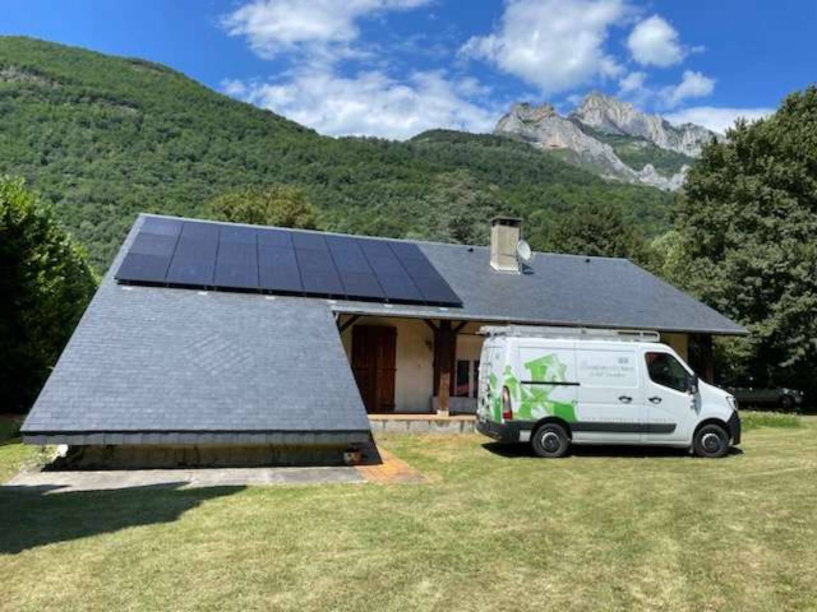 découvrez les facteurs influençant le coût de l'installation photovoltaïque, les aides financières disponibles et les économies d'énergie potentielles pour rentabiliser votre investissement et contribuer à une énergie plus verte.