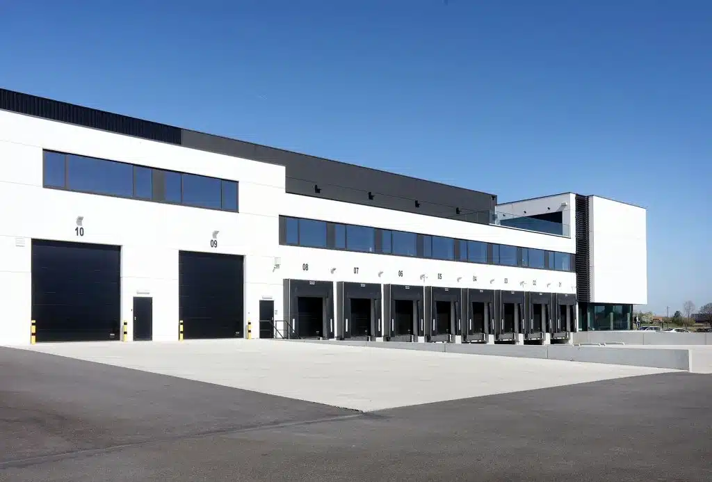 découvrez les facteurs influençant le coût de construction d'un bâtiment industriel. analyse des matériaux, techniques et normes à prendre en compte pour optimiser votre budget.