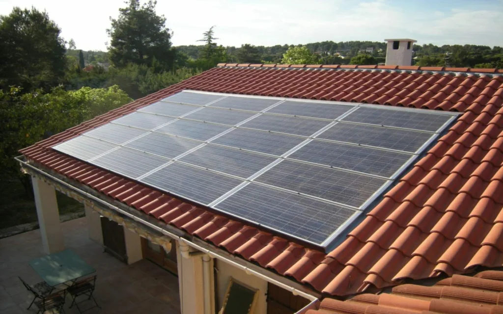 découvrez tout ce qu'il faut savoir sur le coût des panneaux solaires : prix d'achat, installation, aides financières et retour sur investissement pour une énergie propre et durable.