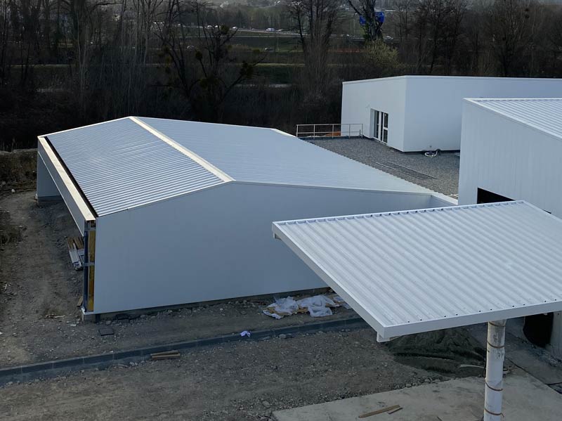 découvrez nos solutions de couverture pour hangars, alliant durabilité et efficacité. protégez vos biens et équipements tout en optimisant l'esthétique de votre structure. choisissez parmi une variété de matériaux et de designs adaptés à vos besoins.