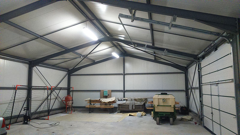 découvrez nos solutions de couverture pour hangar, alliant durabilité et efficacité. protégez vos installations agricoles ou industrielles des intempéries avec des matériaux de haute qualité adaptés à vos besoins.