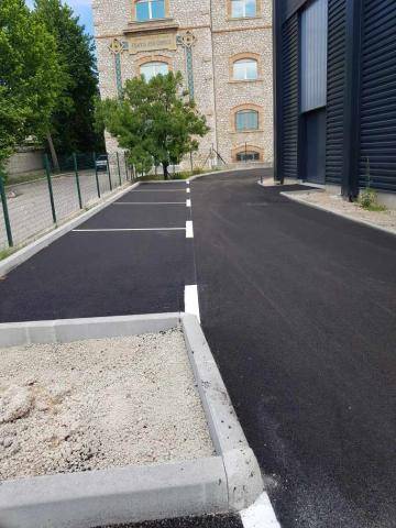 découvrez nos services de création de parkings sur mesure, adaptés à vos besoins et à votre espace. optimisez votre espace extérieur tout en garantissant l'accès et la fonctionnalité. faites confiance à notre expertise pour un projet réussi.