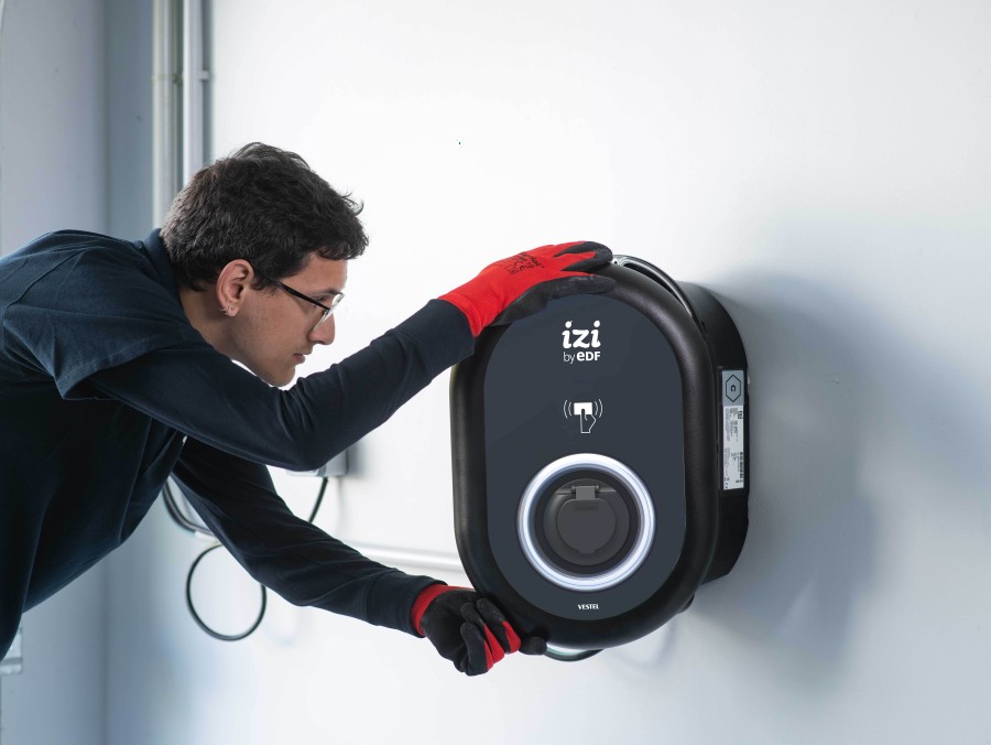 découvrez tout ce qu'il faut savoir sur le crédit d'impôt pour l'installation d'une borne de recharge électrique en 2025. profitez d'une aide financière pour favoriser la transition énergétique et rendre votre véhicule électrique plus accessible.