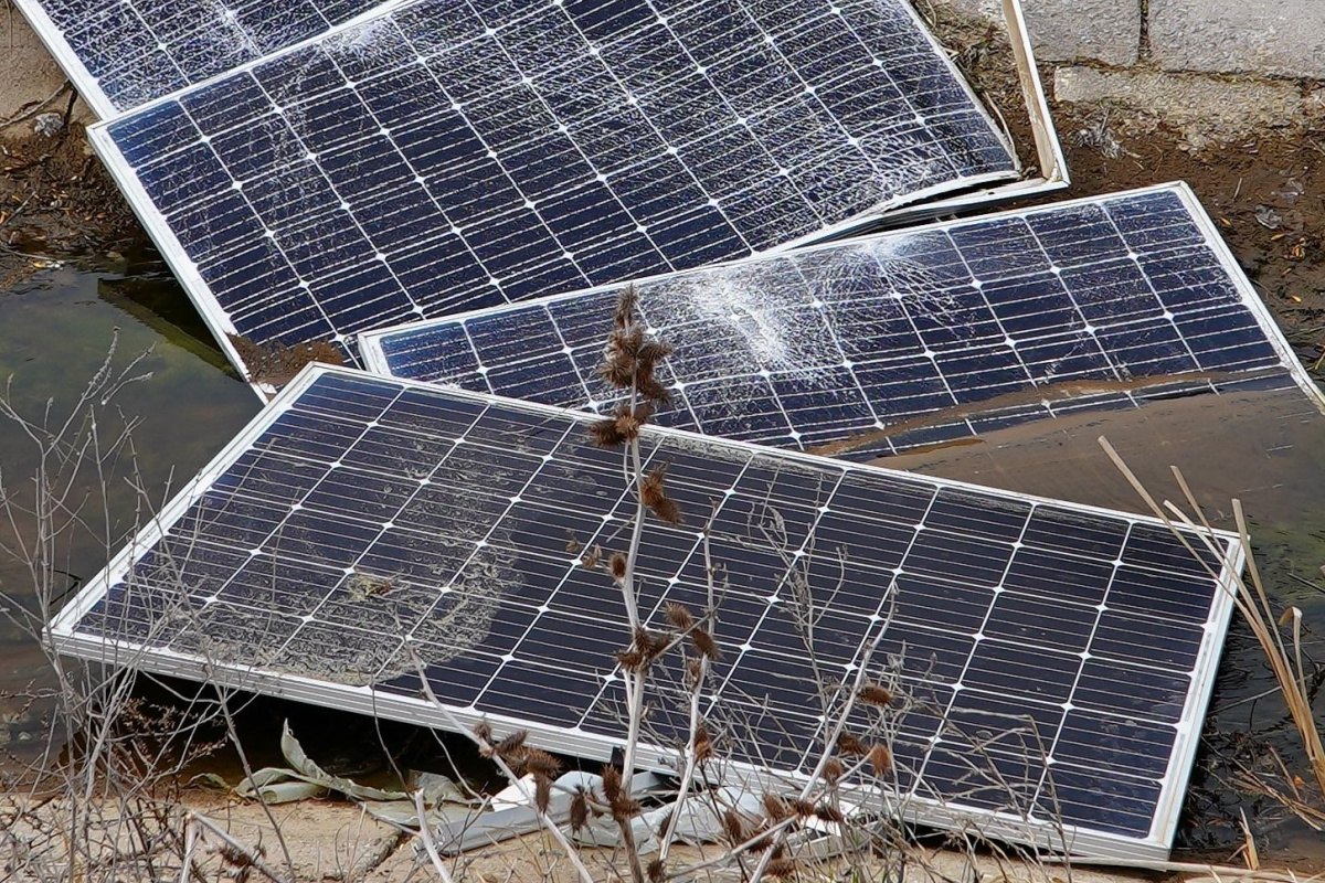 découvrez l'impact des déchets solaires sur l'environnement et les solutions innovantes pour le recyclage des panneaux photovoltaïques. informez-vous sur les défis et les avancées dans la gestion durable des déchets issus de l'énergie solaire.
