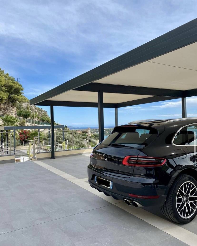 découvrez la définition d'un carport, une structure semi-abritée destinée à protéger votre véhicule des intempéries. apprenez-en plus sur ses avantages, ses types et comment il peut s'intégrer harmonieusement dans votre jardin ou allée.