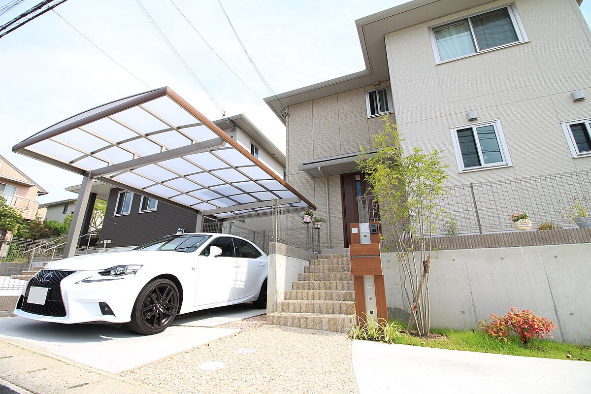 découvrez la définition d'un carport, une solution de stationnement pratique et esthétique, offrant une protection efficace pour votre véhicule tout en s'intégrant harmonieusement dans votre jardin.