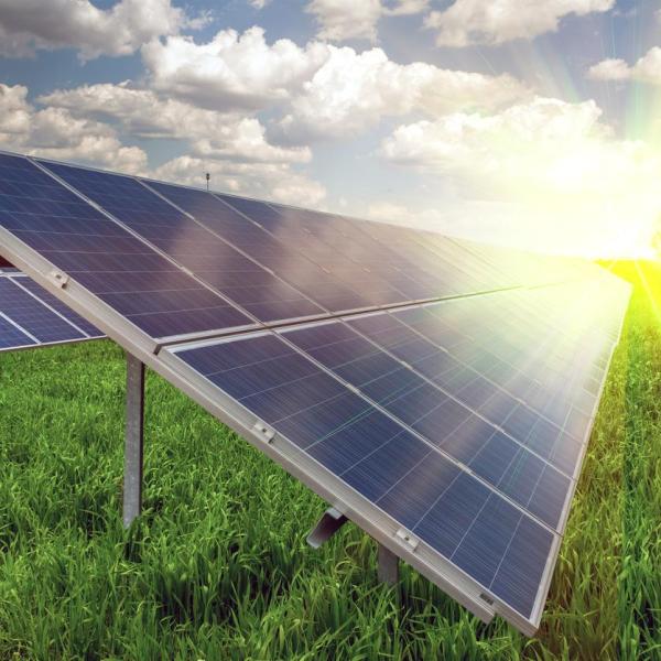 découvrez la définition de l'énergie solaire, une source d'énergie renouvelable incontournable qui utilise la lumière du soleil pour produire de l'électricité et de la chaleur. informez-vous sur ses avantages, son fonctionnement et son impact sur l'environnement.