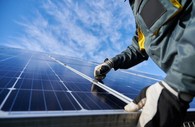 découvrez la définition de l'énergie solaire, une source d'énergie renouvelable incontournable qui utilise la lumière du soleil pour produire de l'électricité et de la chaleur. apprenez-en davantage sur ses avantages, son fonctionnement et son impact sur l'environnement.