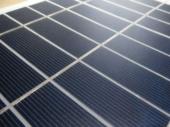 découvrez la définition du panneau solaire, un dispositif essentiel pour capter l'énergie du soleil et la convertir en électricité. apprenez comment fonctionne cette technologie durable et ses avantages pour l'environnement.