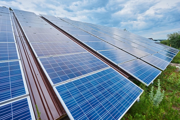 découvrez la définition des panneaux solaires, leur fonctionnement, les types disponibles et leurs avantages pour une énergie durable. informez-vous sur cette technologie révolutionnaire qui transforme la lumière du soleil en électricité.