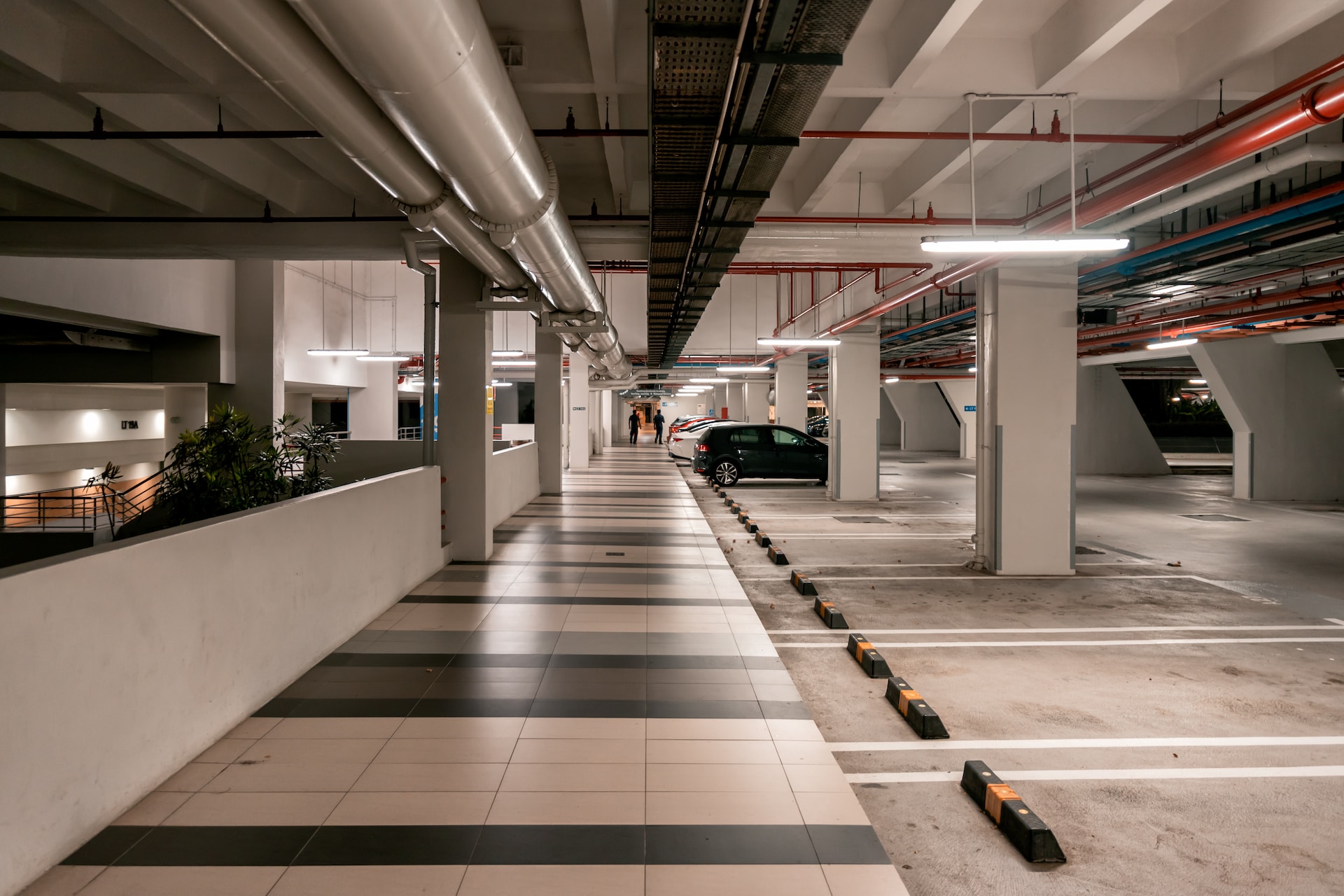 découvrez la définition du parking aérien, un espace de stationnement situé en hauteur, souvent utilisé dans les grandes villes pour optimiser l'utilisation de l'espace urbain. apprenez-en davantage sur ses caractéristiques, ses avantages et son fonctionnement.