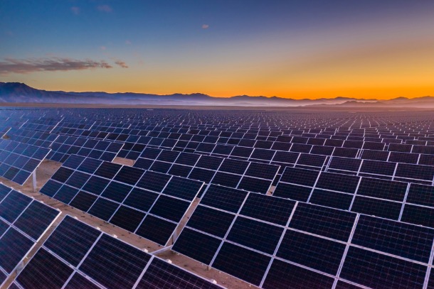 découvrez les différentes définitions des panneaux solaires, leur fonctionnement, leurs types et comment ils contribuent à une énergie durable. informez-vous sur les technologies qui transforment la lumière du soleil en électricité efficace.