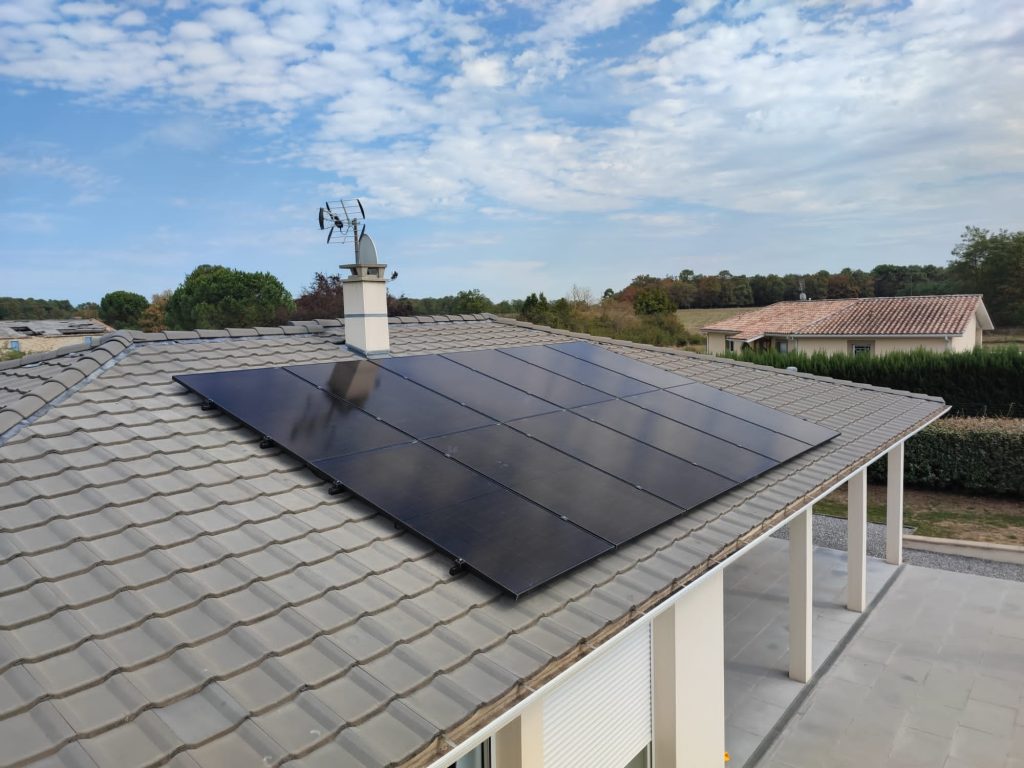 découvrez comment le photovoltaïque pour les particuliers peut transformer votre logement en source d'énergie renouvelable, réduire vos factures d'électricité et valoriser votre patrimoine tout en contribuant à la protection de l'environnement.