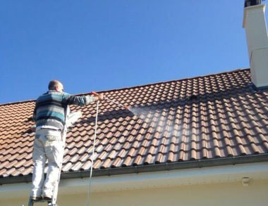 découvrez nos services de démoussage de toiture pour préserver l'intégrité et l'esthétique de votre maison. éliminez les mousses, lichens et algues pour prolonger la durée de vie de votre toiture. obtenez un devis gratuit dès aujourd'hui !