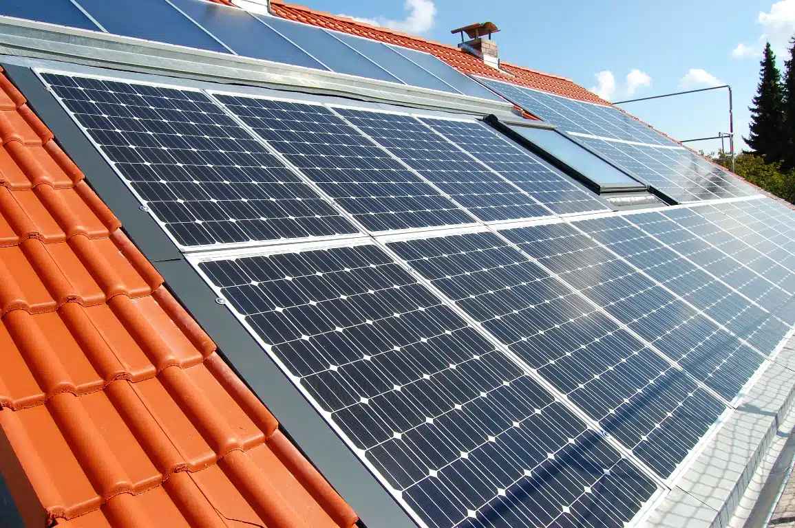 découvrez les différences clés entre les panneaux solaires et photovoltaïques dans ce guide complet. apprenez comment choisir la meilleure option pour vos besoins énergétiques et optimiser votre consommation d'énergie renouvelable.