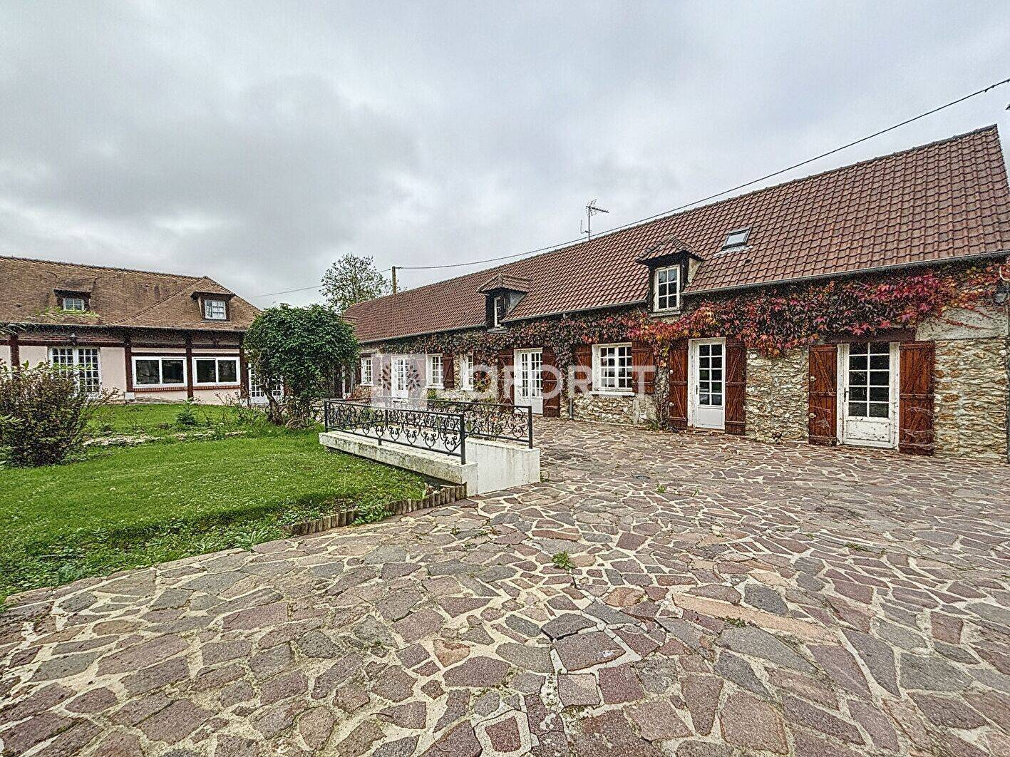 découvrez douains, un charmant village français mêlant histoire et nature, idéal pour des promenades et des escapades. explorez son patrimoine architectural, ses paysages pittoresques et profitez d'une ambiance paisible. parfait pour une visite en famille ou entre amis!