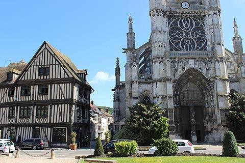 découvrez douains, un charmant village du département de l'eure en normandie. profitez de son patrimoine naturel et historique, de ses activités locales et de son atmosphère paisible, idéale pour une escapade authentique.