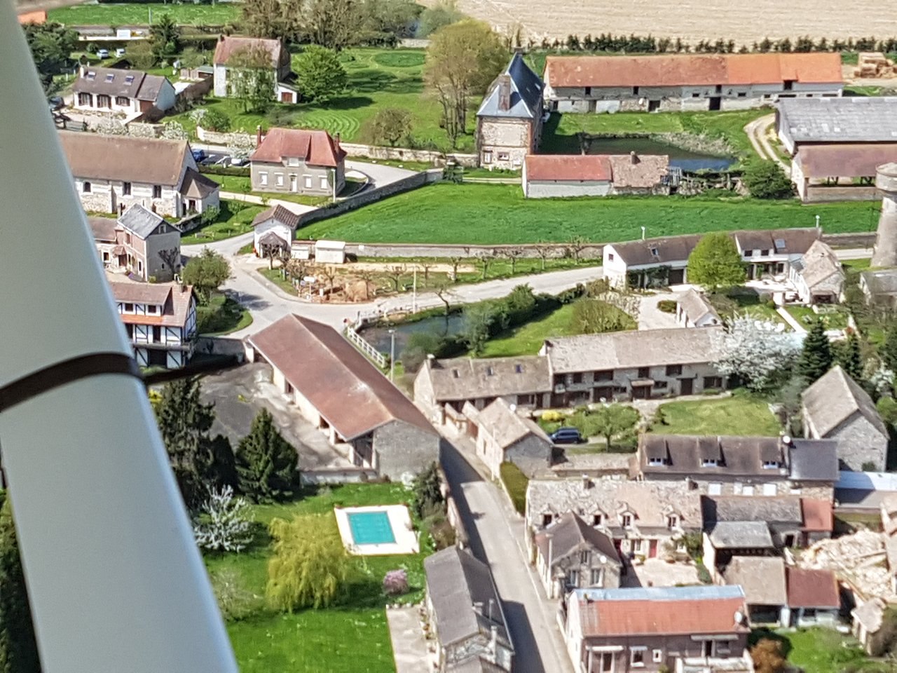 découvrez douains, une charmante commune française située dans l'eure, avec son patrimoine historique, ses paysages pittoresques et son ambiance conviviale. explorez les activités locales et laissez-vous séduire par le charme de cette destination unique.