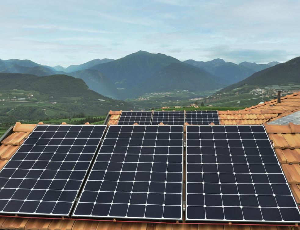 découvrez la durée de vie des panneaux solaires et comment maximiser leur performance. informez-vous sur l'entretien, les conditions d'installation et les innovations technologiques qui garantissent une efficacité durable. optez pour une énergie renouvelable fiable et économique.