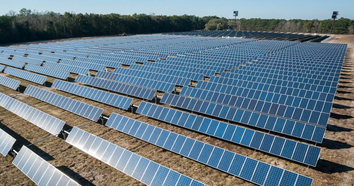 découvrez comment l'économie circulaire transforme l'industrie des panneaux solaires en promouvant la durabilité, la réutilisation des matériaux et la réduction des déchets, tout en stimulant l'innovation et la croissance verte.