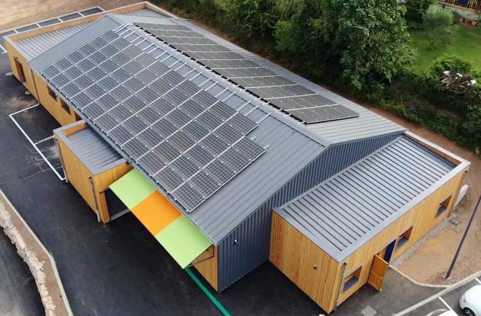découvrez comment les bâtiments équipés de panneaux photovoltaïques peuvent réaliser des économies significatives sur leurs factures d'énergie. explorez les avantages financiers, les aides disponibles et les solutions durables pour un avenir énergétique plus vert.