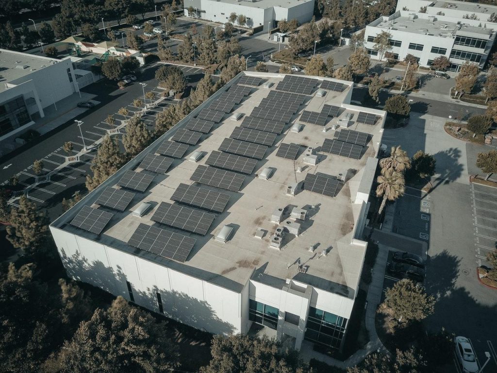 découvrez comment intégrer des panneaux solaires dans votre copropriété pour réduire les coûts énergétiques et favoriser une démarche écologique. informez-vous sur les avantages, les aides financières et les meilleures pratiques pour une installation réussie.