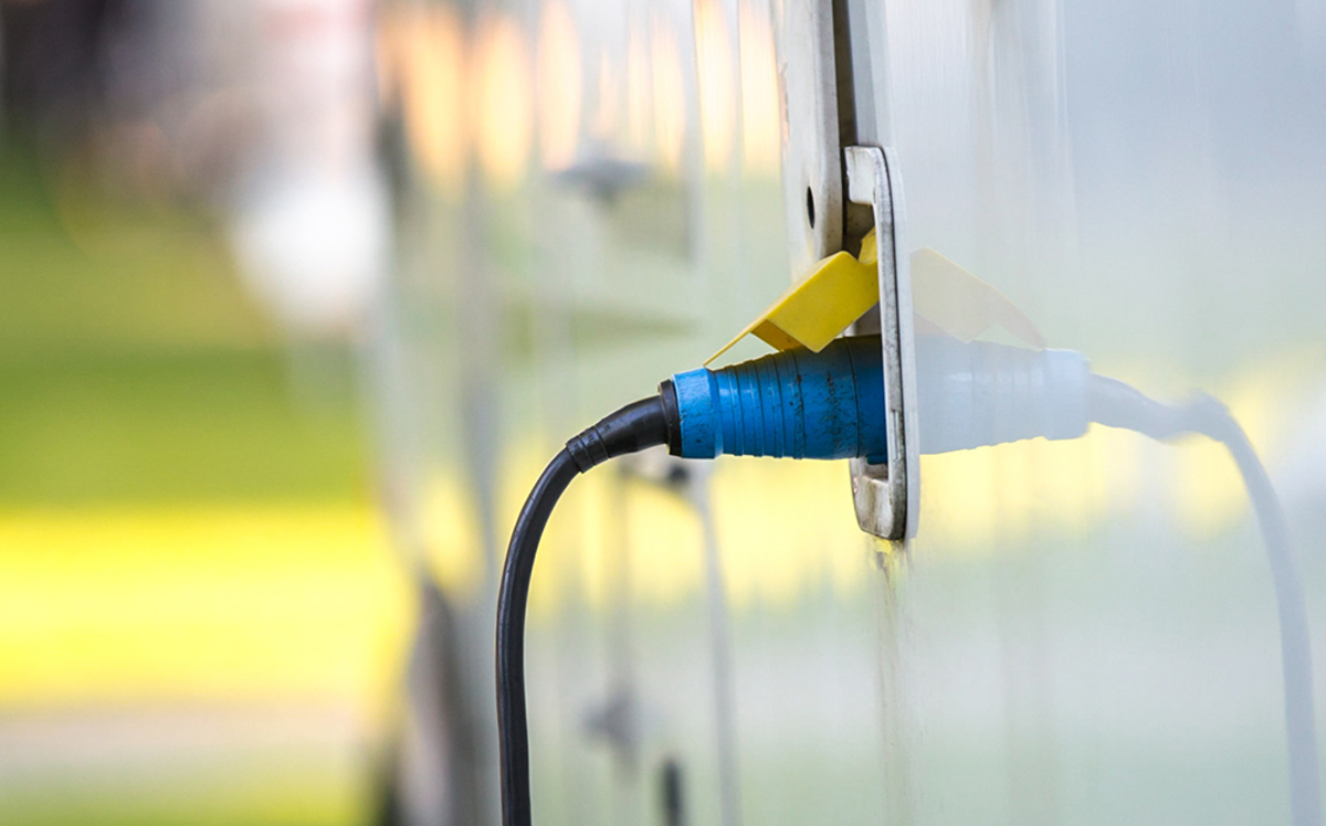 découvrez tout ce qu'il faut savoir sur l'électricité des camping-cars : conseils pratiques, équipements essentiels et solutions d'énergie pour des voyages confortables et autonomes sur les routes.