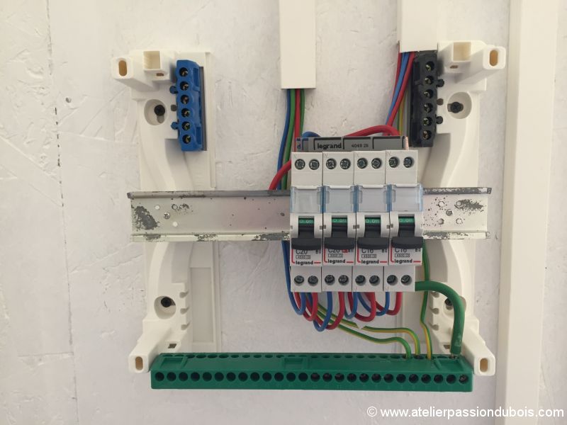 découvrez comment réaliser vos projets d'électricité diy facilement et en toute sécurité. apprenez des astuces pratiques, des conseils d'experts et des idées inspirantes pour transformer votre espace avec des installations électriques faites maison.