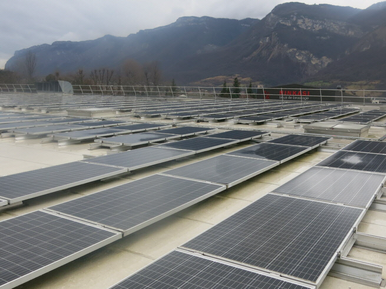 découvrez enedis solaire, votre partenaire pour des solutions énergétiques renouvelables en france. profitez d'une énergie propre et durable grâce à nos services de gestion et d'optimisation de panneaux solaires. engagez-vous pour la transition énergétique avec enedis.