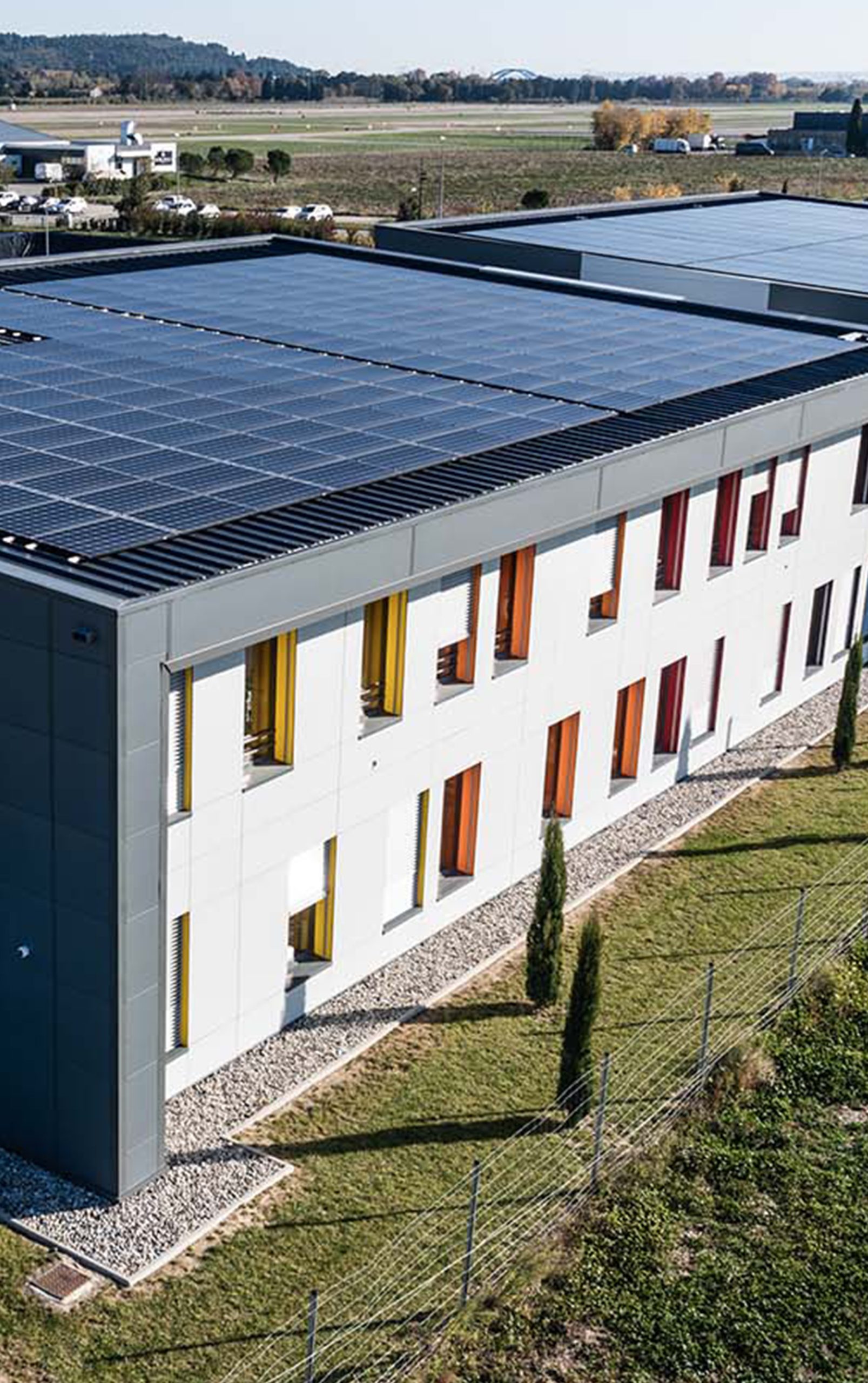 découvrez comment l'énergie aéronautique solaire révolutionne le secteur de l'aviation en offrant une alternative durable et efficace. explorez les technologies innovantes qui rendent les avions plus écologiques tout en réduisant leur empreinte carbone.