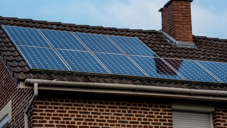 découvrez comment l'énergie solaire peut devenir une solution rentable pour réduire vos factures d'électricité tout en contribuant à la protection de l'environnement. explorez les avantages financiers et écologiques de l'énergie solaire dès aujourd'hui.