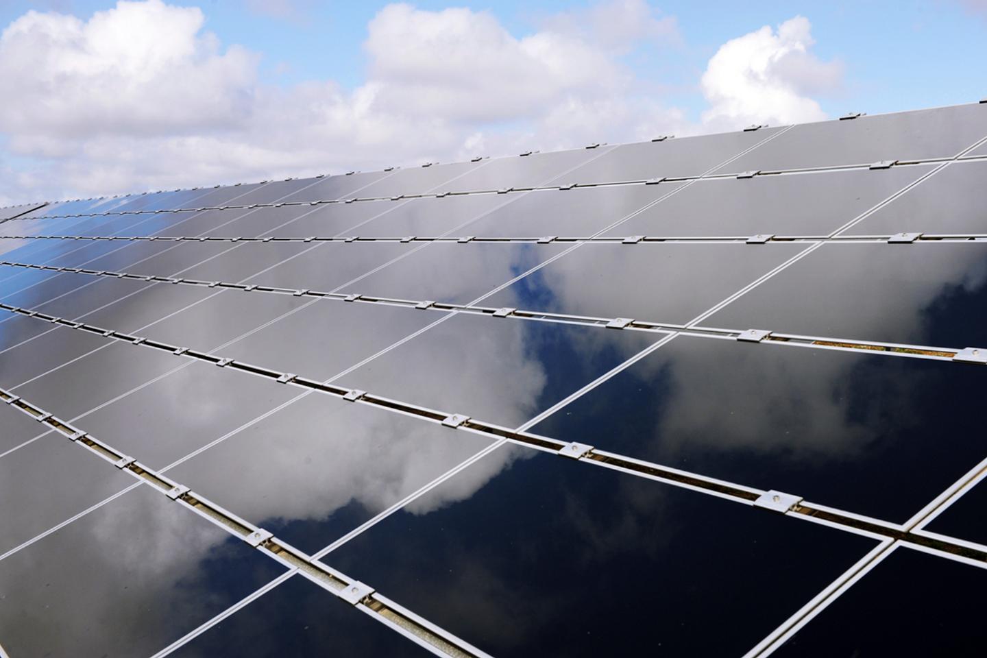 découvrez les enjeux tarifaires des panneaux solaires : analyse des prix, impacts sur l'investissement et les subventions disponibles. informez-vous sur les facteurs influençant le coût des installations solaires et comment maximiser votre retour sur investissement.