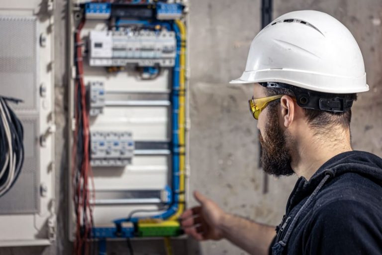 découvrez comment équilibrer les phases d'un système triphasé pour optimiser l'efficacité énergétique et réduire les risques de surcharge. apprenez les meilleures pratiques et techniques essentielles pour assurer un fonctionnement harmonieux de vos installations électriques.