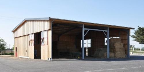 découvrez notre expertise en fabrication de hangars en bois sur mesure. offrant solidité, esthétisme et respect de l'environnement, notre service vous garantit un bâtiment adapté à vos besoins. contactez-nous pour plus d'informations!
