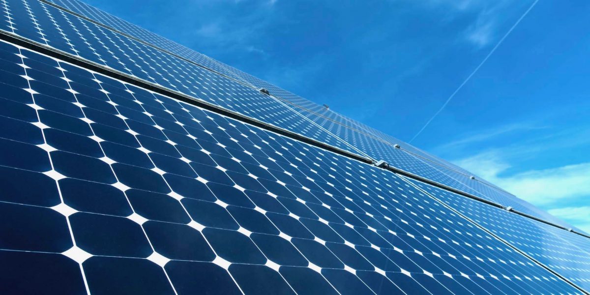 découvrez le processus de fabrication des panneaux solaires, de la sélection des matériaux à l'assemblage final, et apprenez comment ces technologies innovantes contribuent à un avenir durable et éco-responsable.