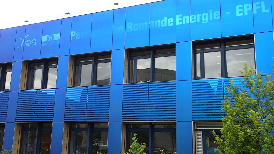 découvrez les avantages des façades photovoltaïques, une solution innovante et esthétique pour produire de l'énergie solaire tout en embellissant vos bâtiments. optez pour une architecture durable et réfléchissez à un futur énergétique responsable.