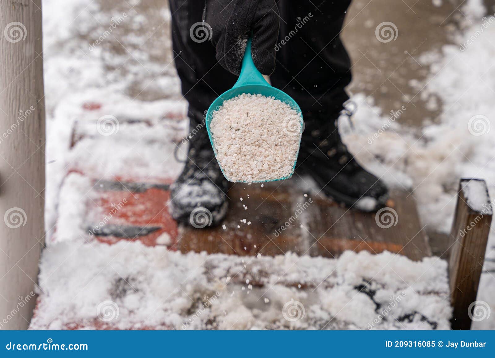 découvrez des astuces pratiques et écologiques pour faire fondre la neige rapidement. que ce soit pour dégager votre allée ou votre terrasse, apprenez à utiliser des méthodes simples et efficaces pour un hiver serein.
