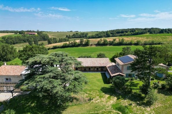 découvrez une opportunité exceptionnelle avec cette ferme à vendre, idéale pour les passionnés d'agriculture ou ceux en quête d'un cadre de vie paisible en pleine nature. profitez d'espaces vastes, d'infrastructures adaptées et d'un environnement serein pour réaliser vos projets.