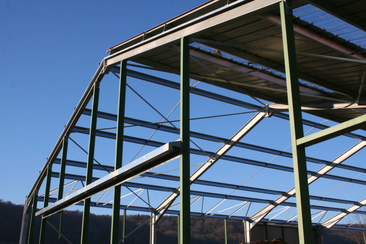 découvrez notre ferme métallique, une solution durable et robuste pour vos projets de construction. idéale pour les hangars, les ateliers ou les stockages, elle allie flexibilité et résistance aux intempéries.