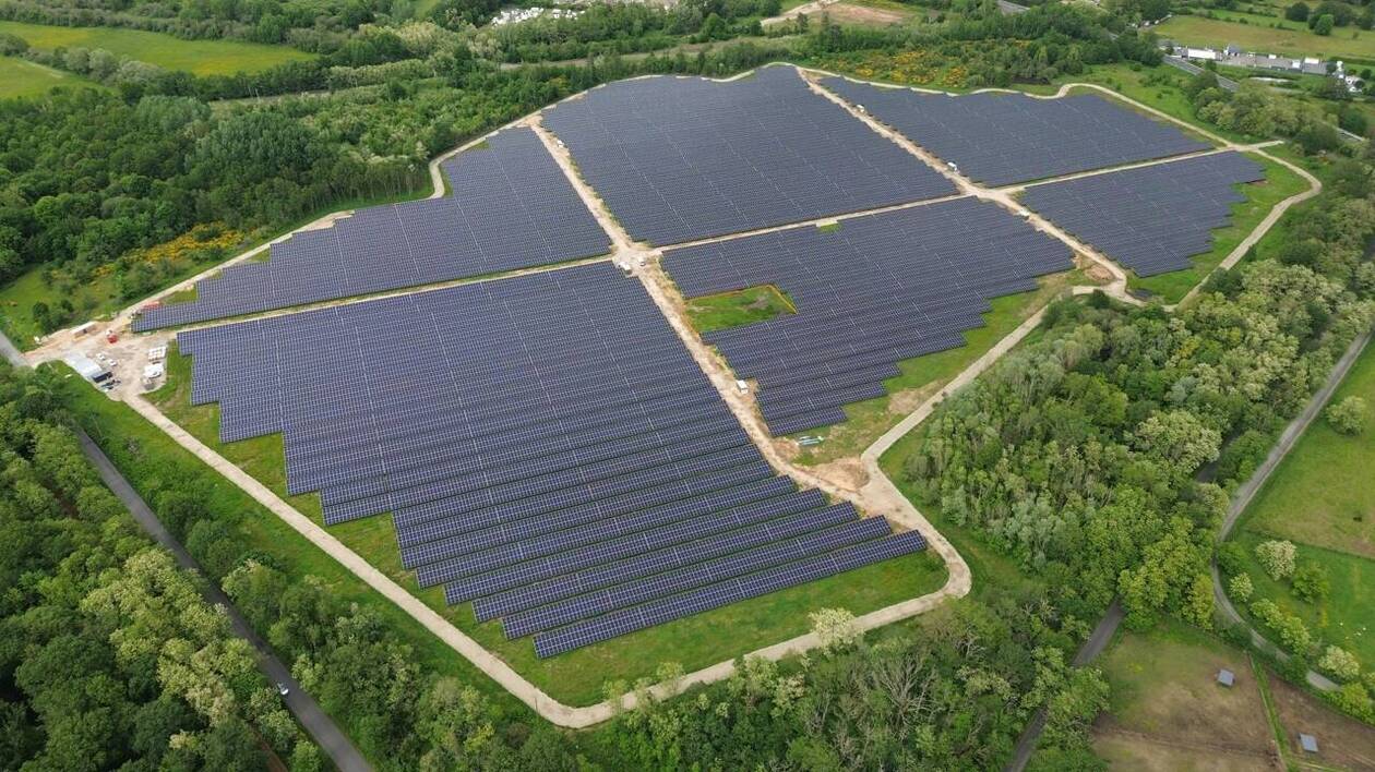 découvrez les fermes solaires en france, des installations innovantes qui transforment la lumière du soleil en énergie renouvelable. apprenez comment ces projets contribuent à la transition énergétique et à la préservation de l'environnement.