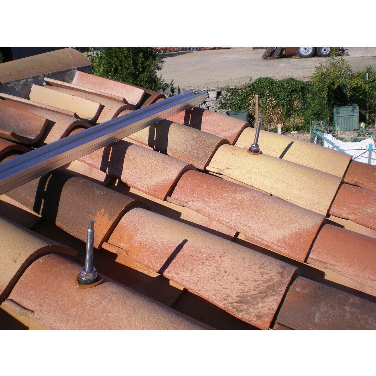 découvrez nos solutions de fixation pour panneaux solaires sur toit, conçues pour assurer une installation sécurisée et optimale de vos systèmes photovoltaïques. maximisez votre production d'énergie solaire en choisissant nos produits de qualité adaptés à toutes les configurations de toit.