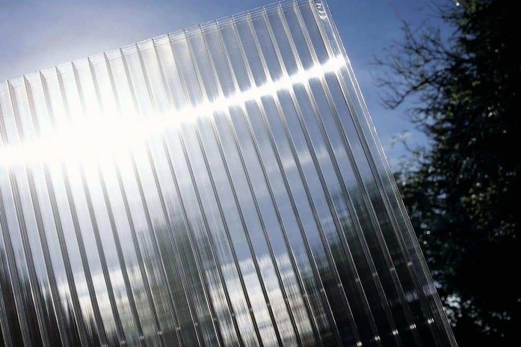 découvrez comment fixer efficacement des plaques en polycarbonate sur des surfaces en fer. suivez nos conseils pratiques et astuces pour garantir une installation durable et résistante aux intempéries.