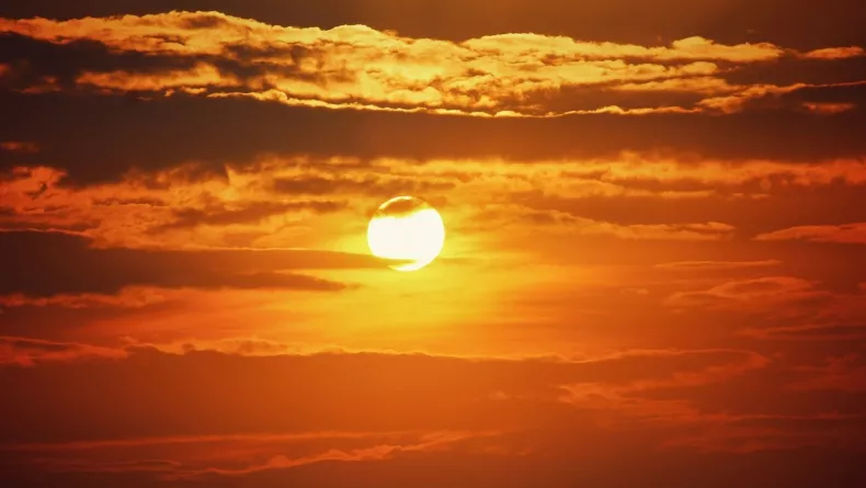 découvrez le pouvoir du soleil, ce astre radieux qui illumine nos journées et influence notre climat. explorez les bienfaits du soleil sur notre santé, nos écosystèmes et notre bien-être. enthousiasmez-vous pour les activités en plein air sous ses rayons bienfaisants !